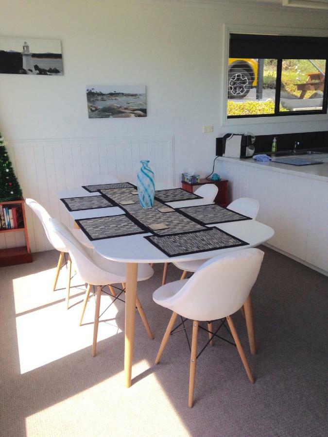 Kingfisher Cottage Beachfront At The Binalong Bay Exterior photo